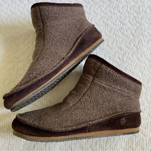 Acorn Bootie Slippers - Picture 1 of 8